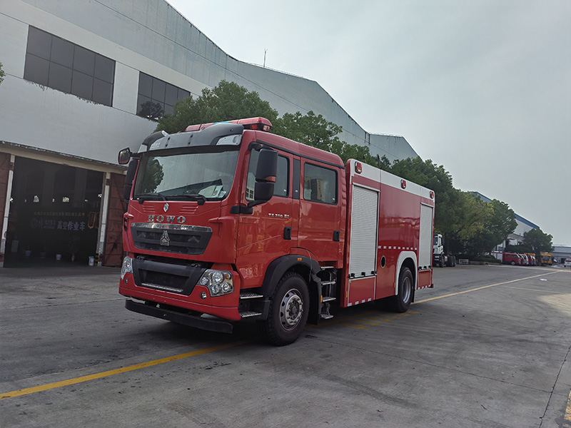 國(guó)六-重汽豪沃8噸泡沫消防車(chē)