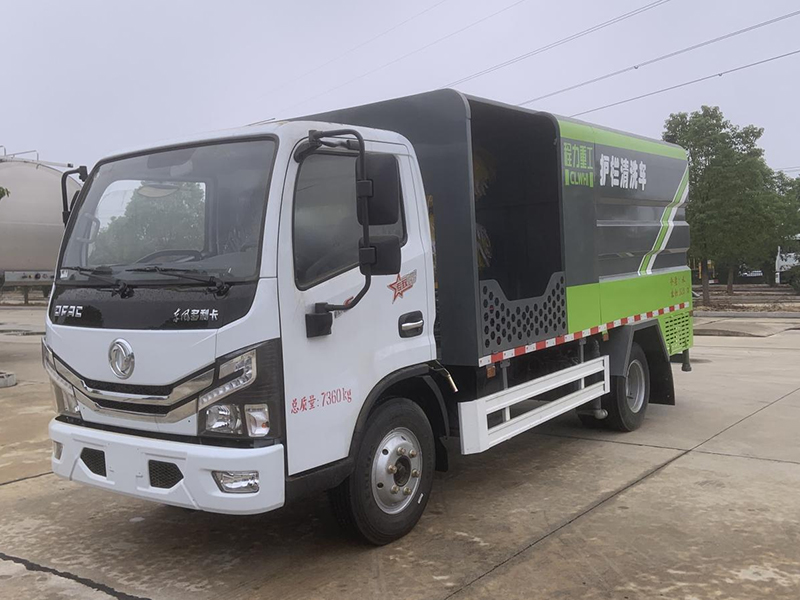 東風(fēng)小多利卡中置護欄清洗車-重工